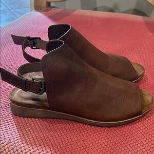 Pierre Dumas Tan Vegan Leather Sandals. Size 10